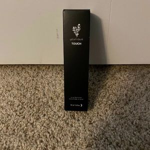 Younique spray foundation in Taffeta.